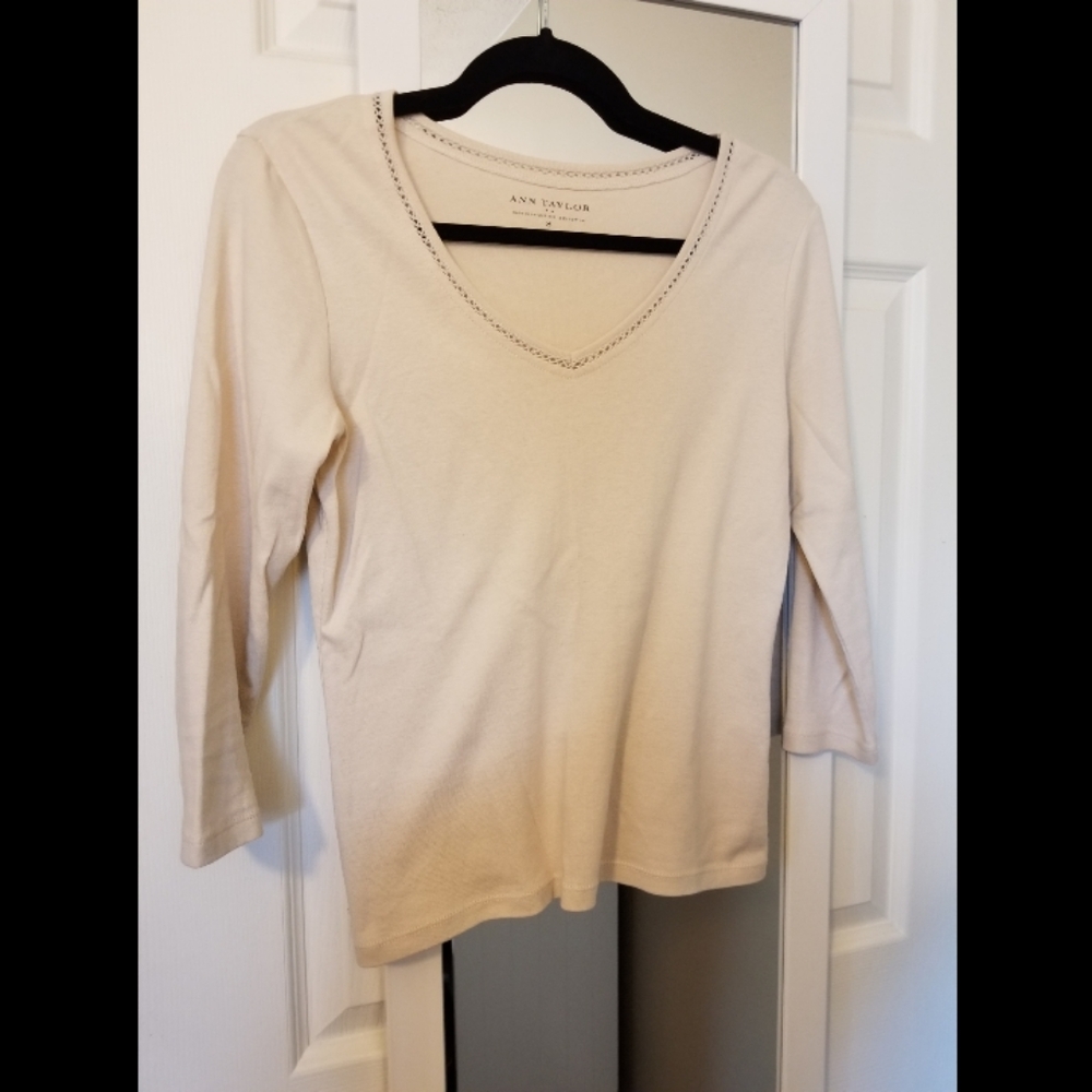 Ann Taylor v neck top 3/4 sleeve